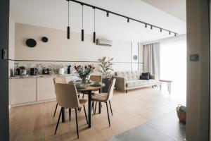 a kitchen and living room with a table and chairs at DG Apartamenty Bulwary-Apartament Sombrero Verde in Mielec