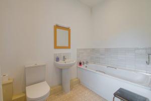 a bathroom with a sink and a toilet and a bath tub at 4 Bed in Burtersett oc-h32270 in Hawes +30 photos