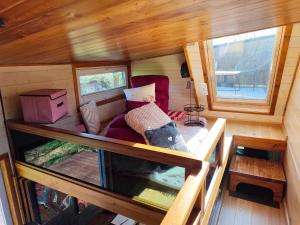 una vista aérea de una sala de estar en una casa pequeña en Tiny House Dreiländereck, en La Calamine 21 fotos más