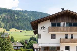 a building with a mural on the side of it at Apt Hofer Monika in Villabassa