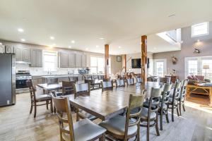 Kuchyň nebo kuchyňský kout v ubytování Eastern Shore Group Getaway! Riverfront Home