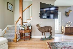 TV a/nebo společenská místnost v ubytování Eastern Shore Group Getaway! Riverfront Home