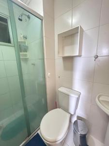 une salle de bain avec toilettes et douche dans l'établissement Apartamento simone 2 COP 30, à Água Boa
