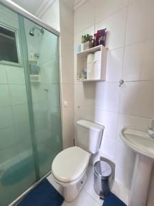 une salle de bain avec une douche, des toilettes et un lavabo dans l'établissement Apartamento simone 2 COP 30, à Água Boa
