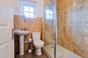 Un baño con inodoro, lavabo y ducha. en The Tudor Escape Stylish City Centre 3 Bed, en Canterbury 41 fotos más