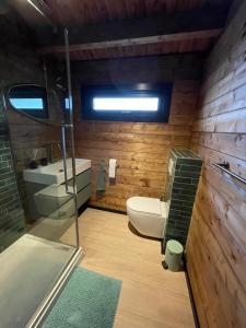 een badkamer met toilet, wastafel en douche bij NIEUW Bed & Breakfast Puur Poortugaal in Poortugaal +31 foto's