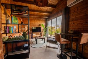 een woonkamer met een aquarium en een tafel bij NIEUW Bed & Breakfast Puur Poortugaal in Poortugaal