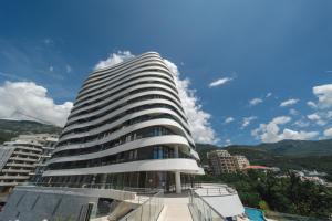 - un grand bâtiment avec vue sur la ville dans l'établissement La barca apartments, à Becici