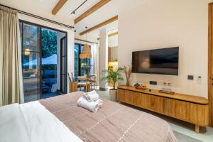 Ένα ή περισσότερα κρεβάτια σε δωμάτιο στο Cascade 7 Modern Tropical Living - 1BR Apartment +9 φωτογραφίες