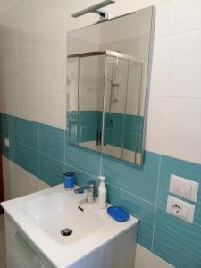 a bathroom with a sink and a mirror at Novara dormi e vai in Novara