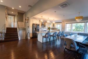 a kitchen and dining room with a table and chairs at BALDWIN HARBOR Aosis in Baldwin