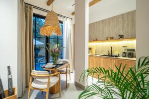 Η κουζίνα ή μικρή κουζίνα στο Cascade 7 Modern Tropical Living - 1BR Apartment