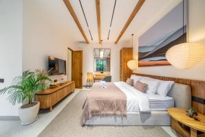 Μια τηλεόραση ή/και κέντρο ψυχαγωγίας στο Cascade 7 Modern Tropical Living - 1BR Apartment