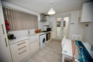 Η κουζίνα ή μικρή κουζίνα στο The Lower Deck