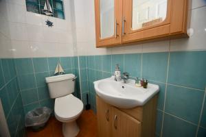 Ένα μπάνιο στο The Lower Deck