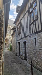 Fotografie z fotogalerie ubytování Élégant T2 Hyper-Centre 5 min gare, 15 min Giverny v destinaci Vernon