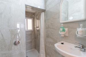 ein Badezimmer mit Dusche und Waschbecken in der Unterkunft Cozy Apartment in Malta in St Paul's Bay