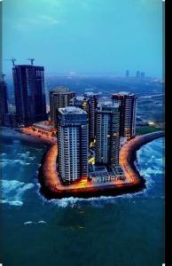 een groep gebouwen op een eiland in het water bij Le luxe in Karachi +9 foto's