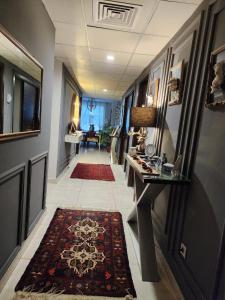 een gang met een tapijt, een tafel en een kleed bij Le luxe in Karachi