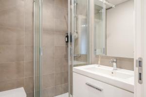 une salle de bain avec lavabo et douche dans l'établissement HolidaysPT - Sunset At Lux Terrace - 2 Bedroom Apt, à Faro 26 autres photos