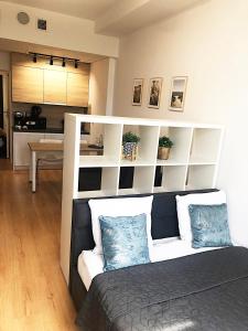 a living room with a couch with blue pillows at Apartimento Hydral Sole in Wrocław