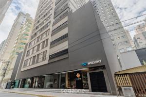 a view of the front of a building at Estadia completa a 500m do mar em Itapema - STWs in Meia Praia