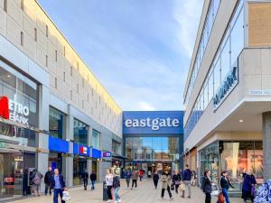 eine Gruppe von Menschen, die durch ein Einkaufszentrum gehen in der Unterkunft Bright 2BR Terrace in Basildon, Garden and Amenities in Basildon + 2 Fotos