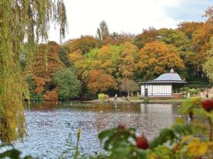ein Park mit einem Pavillon neben einem See in der Unterkunft Bright 2BR Terrace in Basildon, Garden and Amenities in Basildon