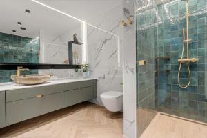 une salle de bain avec une douche, des toilettes et un lavabo dans l'établissement The Royal Penthouse by Paramount, à Tromsø 14 autres photos