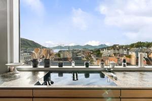 d'une grande fenêtre avec vue sur la ville. dans l'établissement The Royal Penthouse by Paramount, à Tromsø