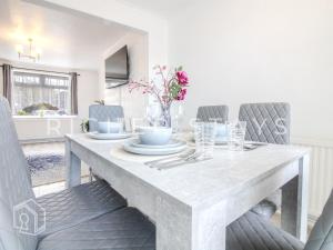 ein Esszimmer mit Tisch und Stühlen in der Unterkunft Bright 2BR Terrace in Basildon, Garden and Amenities in Basildon