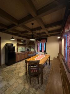 een keuken met een houten tafel in een kamer bij Căsuțele Craiului in Zărneşti