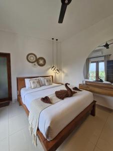 Un dormitorio con una cama grande y una ventana en Lemon Tree Hotel Bali, en Lovina