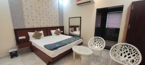 Una cama o camas en una habitación de Hotel O Dev Inn