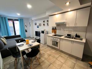 eine Küche und ein Wohnzimmer mit einer Couch und einem Tisch in der Unterkunft DUPLEX - 7min TO BEACH - HISTORIC CENTER in Alicante