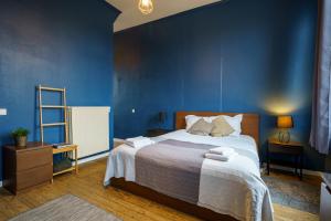 Postel nebo postele na pokoji v ubytování The Canal View Suites