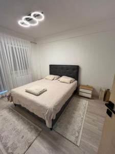 Un dormitorio con una cama grande con cabecero negro. en Stan na dan TowerLife Gradačac, en Gradačac
