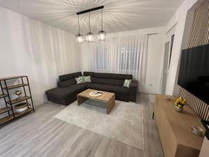 Una sala de estar con un sofá y una mesa de café. en Stan na dan TowerLife Gradačac, en Gradačac 6 fotos más