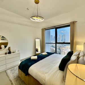 Un dormitorio con una cama grande con una ventana grande. en Bellevue Towers Luxurious Burj Khalifa, Full Downtown & Old-town Views, en Dubái 95 fotos más
