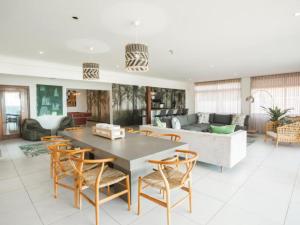 Posezení v ubytování Dream Beach House with Pool & Ocean Access