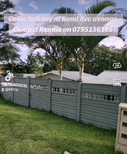 een hek met een bordje met de tekst 'kom op vakantie' een veranda aluminium hekwerk bij Renves's Palace in Margate