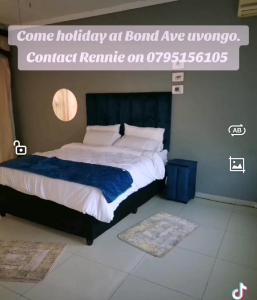 een slaapkamer met een bed met een bordje met de tekst 'Come Holiday at Bond Axe University' bij Renves's Palace in Margate