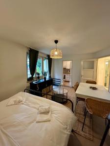 - une chambre avec un lit blanc et une salle à manger dans l'établissement Wehntalerstrasse 580, 8046 Zürich, Switzerland, à Zurich
