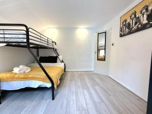 WhitworthにあるSerene 3-Bedroom Family Rochdale Home with Gardenのウッドフロアのベッドルーム1室(二段ベッド1組付)