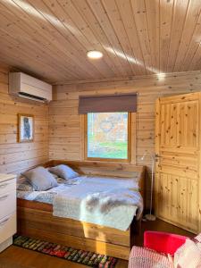 Ένα ή περισσότερα κρεβάτια σε δωμάτιο στο Riverside cottage