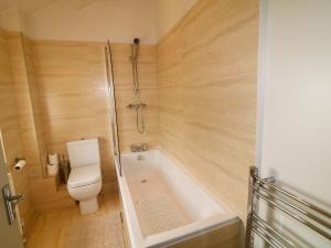 ein Badezimmer mit Toilette und Badewanne in der Unterkunft The Annexe in Hazelwood + 19 Fotos