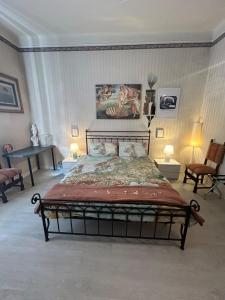 een slaapkamer met een bed met een schilderij aan de muur bij Casa Nuara in Novara