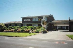 un hotel con un letrero al lado de una calle en Raglan Motor Inn, en Warrnambool