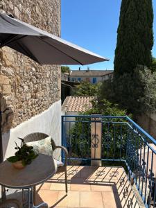 エーグ・モルトにあるLa fleur d'orangerのパティオ(テーブル、傘付)