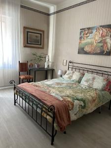 een slaapkamer met een bed en een schilderij aan de muur bij Casa Nuara in Novara